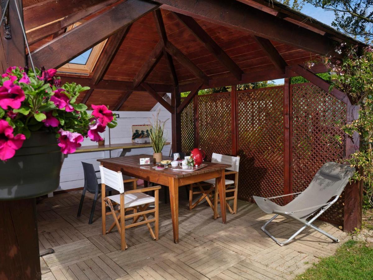 Les Roses Bed & Breakfast Santec Exterior photo